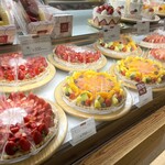 Fruits peaks - 平日19時台の品揃え① 店舗によっては大行列ですが先客なしでした 改札内のため寄り道しやすいのもありがたいです