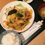 やっぱりおいしいごはんが一番 - 豚肉と野菜の豆板醤炒め定食（1000円）