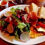 ファクトリー - TODAY’S SPECIAL BRUNCH PLATE（本日のスペシャルブランチ：1,200円）。実はこちらにもパンが3切れ。たっぷりサラダに生ハム、スライスチーズ、そしてスクランブルエッグが。