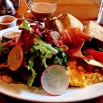 ファクトリー - スクランブルエッグにはケチャップではなく、チリビーンズが添えられていて満足度UP(´∀｀∩)↑age↑