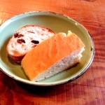 ファクトリー - プレートが来る前にこちらのパンが供されます。おかわり自由だそうです。もちろんうまかったです。