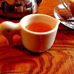 ファクトリー - マサラチャイに添えられていたのは、ジンジャーのシロップ。実はそんなに甘くありません。香りと暖かさをプラスすると考えていただければ。器がかわいい。