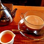 ファクトリー - マサラチャイ（500円）。想像通り香り高く、大雪で冷えた身体を温めてくれます。ちなみにこのカップ3杯分くらい入ってます。