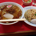 ラーメン（４８０円）とチャーハン。