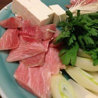よし梅 人形町本店 - 部位を変えたマグロが用意してあり
