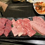 ヘルシー焼肉八六 - 右から上ロースステーキ、上カルビ、上ロース