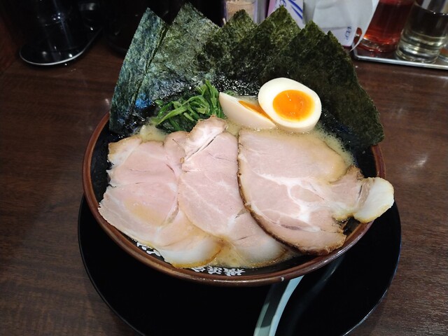 Yokohama Iekei Ramen Maruoka Shoten Higashishinmachiten photo 2