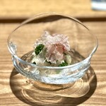 日本料理FUJI - ■菜花　春菊　新玉葱
      
      箸休め的に供されるこうしたお皿も、直前に鰹節を引いて下さるこだわりよう。
      春らしく、とても爽やかな一皿。