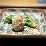 日本料理FUJI - ■里芋のおかき揚げ　タラの芽の天ぷら
      
      ちょっとしたお野菜ですが、主役級。
      おかき揚げシリーズはみんな大好きですが、里芋は初めて。
      味が染みた里芋の癒やし効果、半端ない♪
      タラの芽も完の璧！