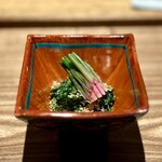 日本料理FUJI - ■こごみとほうれん草の胡麻和え
      
      擦りたての、香ばしい胡麻の香りがお店いっぱいに。
      ほうれん草は、シャキシャキ食感の芯からいただき、その後に甘さ際立つ葉の部分を。
      こごみは苦味なく、とてもフレッシュ♪