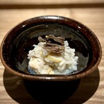 日本料理FUJI - ■浅利の飯蒸し
      
      浅利が大きくて、味が濃い！
      もち米の飯蒸しとの相性たるや、この上なし。
      丼でもいただけるほどの美味しさです(^^)