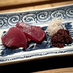 日本料理FUJI - ■もち鰹
      
      私達がお店に入った後に届いた鰹なので、これまた「弾力お化け」です(^^)
      右手前は、血合をたたいたもの。これが旨い！
      ちびちびいただいても、鰹の刺身といただいても絶品♪
      背も腹も、最高！