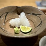 日本料理FUJI - ■泥障烏賊
      
      これまた特大の泥障烏賊！これも神経〆なんだそう。
      すごいな…(^^)
      丁寧に包丁を入れて、ねっとりした甘さのインパクトが最初から来ます！