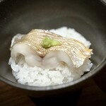 日本料理FUJI - 細かい、えぼ鯛の繊維がとろけていく。
      ごはんとの、この相性の良さは罪深い…（笑）
      いやぁ、本当に美味しい。