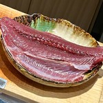 日本料理FUJI - どーん！出た！
      この日ご一緒した方が鰹好きとのことで、可能ならとリクエストしていましたが、このところまったく揚がらず。
      この日も気配なしだったそうですが、16時頃に一報が入ったそう。
      もうもう奇跡！