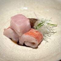 日本料理FUJI - ■金目鯛の甘辛だれ
                    
                    ご一緒さんに供される鯖を横目に涎を垂らしながら、やっぱりこの金目の美味しさにも頷くばかり。
                    低温の油での絶妙な火入れで引き出された、金目の旨味。
                    甘辛ダレとの相性抜群です♪