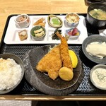 Sanchoku Sengyo To Takitate Donabe Gohan No Izakaya Ichibakouji - 海鮮ミックスフライのおばんざいプレート