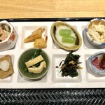 産直鮮魚と炊きたて土鍋ご飯の居酒屋 市場小路 - 春のおばんざいプレート