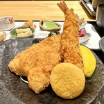 産直鮮魚と炊きたて土鍋ご飯の居酒屋 市場小路 - アジフライ・エビフライ・貝柱フライ
