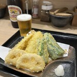 本格派博多うどん はし田たい吉 - 野菜天¥300、ごぼう天¥200、瓶ビール（中）¥600