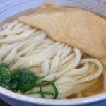 おにやんま - きつねうどん（大）　470円。温かいうどんなのに、麺がしこしこ。だしも透き通っています。