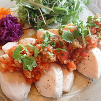 島キュイジーヌ あーすん - やんばる産トマトと島ハーブのサラダチキン