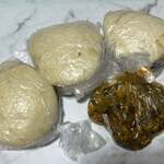 パットウヤオ - 角煮まん　角煮まんを買うと高菜がついてきます。この高菜が超ウマイ！