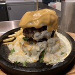 Upit's Burger - 溶岩 de チーズバーガー(¥2178) - 具材は水菜・トマト・ベーコン・アボカド・大量のチーズ・牛ミンチ×2。チーズがめちゃくちゃ美味しかったです。