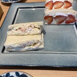 KAJITSUYA CAFE - 苺サンドと名物カニサラダサンドのハーフ&ハーフサンドイッチ