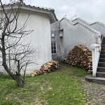 クラブハリエ ジュブリルタン - 薪が積んである
