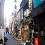 満留賀 - 靖国通りのヴィクトリアの横の路地を入ったところ