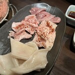 炭火焼肉 肉刺し にく式 - ミミ　タン　ハツモト　クツベラ