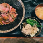 肉処くろべこや - くろべこローストビーフ丼鬼