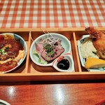 Midousuji Roddi - 豪華すぎる洋食が勢揃い！左からハンバーグ、コールドビーフ、有頭海老フライ＆クリームコロッケにポテトサラダまで