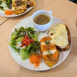 フレンチトースト専門店 CAFE LA PAIX - ランチプレートはサーモンと照り焼きチキンマヨ