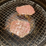 和牛焼肉じろうや 介 wagyu&sake - タンを焼く