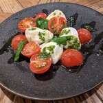 ピッツェリア ダ ドッツ - トマトとモッツアレラのカプレーゼ　ジェノバ仕立て