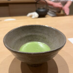 米増 - 大将自ら丁寧に点ててくださるお抹茶。練りたてのわらび餅といただきます。