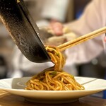 洋食 おがた - 調理のライブショーを堪能できるカウンター席