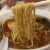 春木屋 - 麺は手揉みのちぢれ中太麺。
シンプルな和風スープに絶妙に絡んで美味しいです！
毎朝、その日の天気で水と小麦粉の量を調節しているそうで、
季節によって麺の太さを変えているというこだわり。