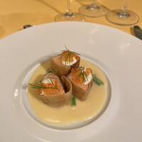 クイーン・アリス 横浜店 - そば粉のクレープを纏ったタスマニア産サーモン ノイリーソースイクラを添えて