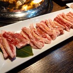 焼肉スエヒロ館 - 牛のカルビは主人の好物。息子と私は鶏派の安い口