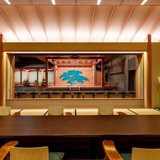 結納などの慶事に最適。能楽堂を借景として望む数寄屋造りの空間