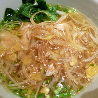 広尾はしづめ - 蒸し鶏の葱油がけをのせた温麺