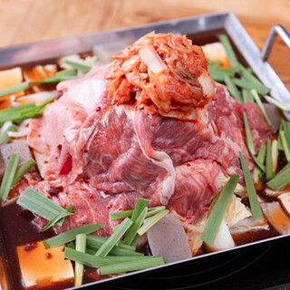 招牌菜品是使用優質國產牛肉制作的分量十足的“簸箕鍋”