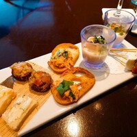 ゼックスウエスト ザ バー - SALE×5種＊カニとトマトクリームのブルスケッタ＊海老とカリフラワーのムース＊ジャガイモとサーモンのテリーヌ レムラードソース＊マッシュルームのタパス＊ボッコンチーニのカプレーゼ