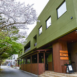 鯨家 いすず庵 - お店の目の前には猪野川が流れています。