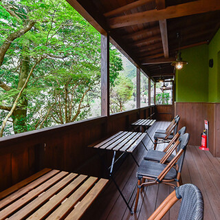 川のせせらぎを聞きながら食事のできるテラス席はペット同伴も可