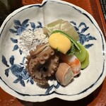 蕎味 櫂 - 鯛の昆布締めの蕎麦寿司、切りごまが入った絶品。もっと食べたい！