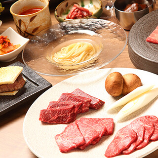 We recommend the "Premium Course" where you can enjoy Yakiniku (Grilled meat) and other dishes.